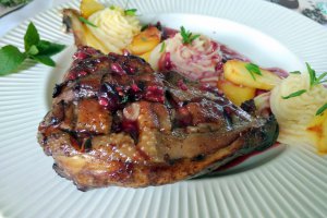 Pulpe de gasca cu piure, mere caramelizate si sos de zmeura