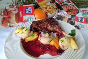 Pulpe de gasca cu piure, mere caramelizate si sos de zmeura