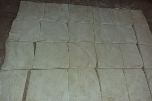 Mini bruschete cu rosii si ierburi aromate la cuptor
