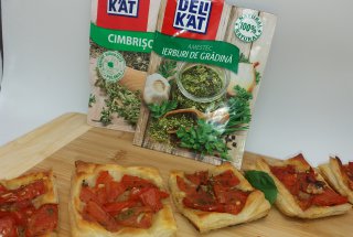 Mini bruschete cu rosii si ierburi aromate la cuptor