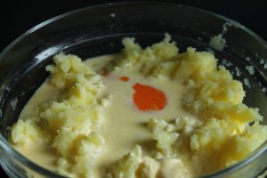 Chiftelute cu sos si cartofi duchesse la cuptor
