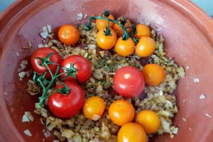 Tajine cu fasole, rosii, masline si Delikat- condimente pentru chiftele