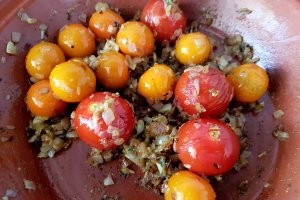 Tajine cu fasole, rosii, masline si Delikat- condimente pentru chiftele