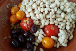 Tajine cu fasole, rosii, masline si Delikat- condimente pentru chiftele