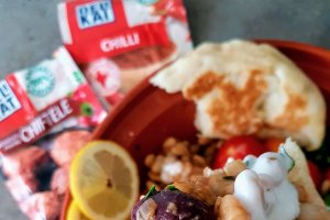 Tajine cu fasole, rosii, masline si Delikat- condimente pentru chiftele