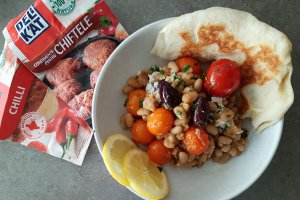 Tajine cu fasole, rosii, masline si Delikat- condimente pentru chiftele