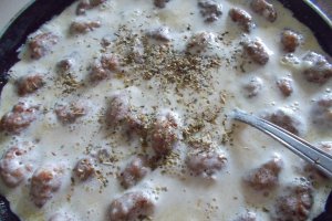 Chiftelute cu spaghete, in sos de smantana si cascaval