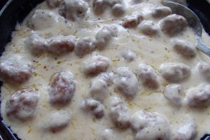 Chiftelute cu spaghete, in sos de smantana si cascaval