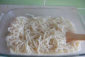 Chiftelute cu spaghete, in sos de smantana si cascaval