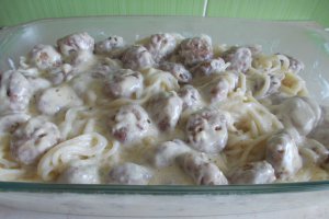 Chiftelute cu spaghete, in sos de smantana si cascaval