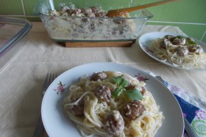 Chiftelute cu spaghete, in sos de smantana si cascaval