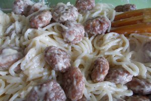 Chiftelute cu spaghete, in sos de smantana si cascaval