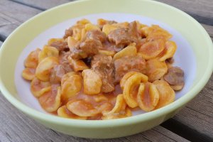 Orecchiette proaspete cu carne si sos de rosii
