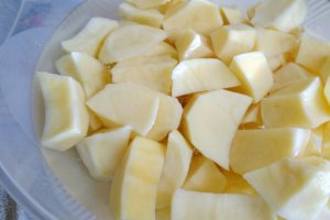 Pulpe de cocos cu cartofi natur si salata de ardei copți