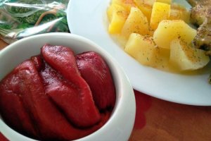 Pulpe de cocos cu cartofi natur si salata de ardei copți