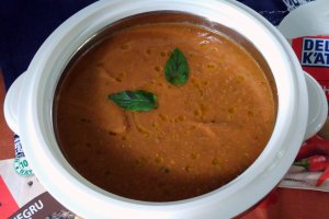 Supa de linte cu coriandru, menta si chilli