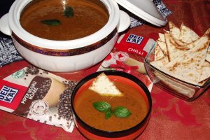 Supa de linte cu coriandru, menta si chilli