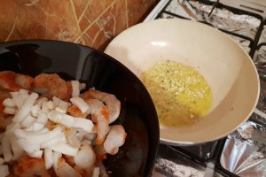 Fructe de mare cu sos de smantana si ierburi aromatice