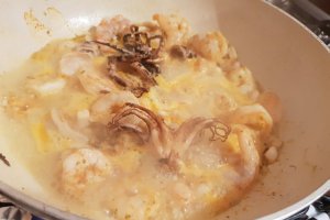 Fructe de mare cu sos de smantana si ierburi aromatice