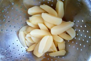 Cartofi crocanti la cuptor cu Chorizo, oua ochiuri si sos picant