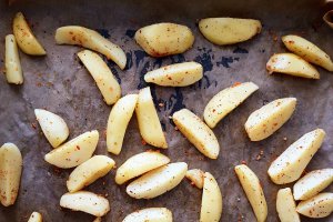 Cartofi crocanti la cuptor cu Chorizo, oua ochiuri si sos picant