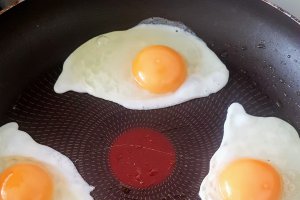 Cartofi crocanti la cuptor cu Chorizo, oua ochiuri si sos picant