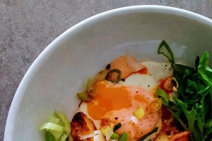 Cartofi crocanti la cuptor cu Chorizo, oua ochiuri si sos picant