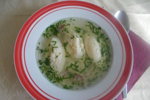Supa din rasol de vitel, cu galuste de gris