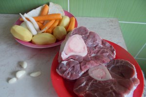 Rasol de vitel, cu legume si mujdei de usturoi
