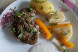 Rasol de vitel, cu legume si mujdei de usturoi