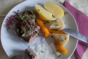 Rasol de vitel, cu legume si mujdei de usturoi