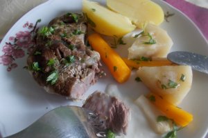 Rasol de vitel, cu legume si mujdei de usturoi