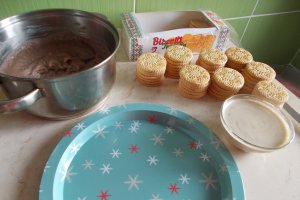 Desert tort de biscuiti, cu crema de ciocolata
