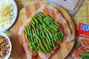 Rulada din carne de pui umpluta cu fasole verde, nuci si cascaval invelita in bacon