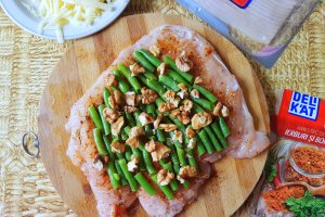 Rulada din carne de pui umpluta cu fasole verde, nuci si cascaval invelita in bacon