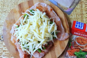 Rulada din carne de pui umpluta cu fasole verde, nuci si cascaval invelita in bacon