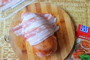 Rulada din carne de pui umpluta cu fasole verde, nuci si cascaval invelita in bacon