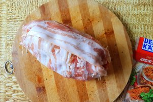 Rulada din carne de pui umpluta cu fasole verde, nuci si cascaval invelita in bacon