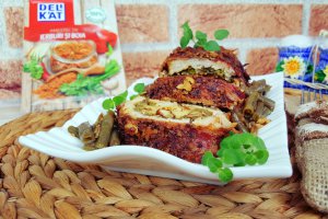 Rulada din carne de pui umpluta cu fasole verde, nuci si cascaval invelita in bacon