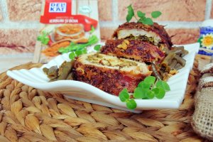 Rulada din carne de pui umpluta cu fasole verde, nuci si cascaval invelita in bacon