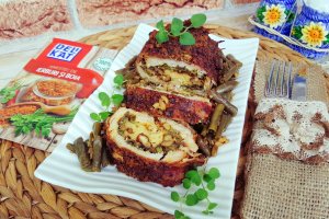 Rulada din carne de pui umpluta cu fasole verde, nuci si cascaval invelita in bacon