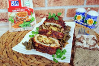 Rulada din carne de pui umpluta cu fasole verde, nuci si cascaval invelita in bacon
