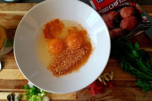 Oua aurii cu Delikat- condimente pentru chiftele