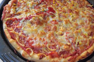Pizza cu salam si porumb