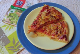 Pizza cu salam si porumb
