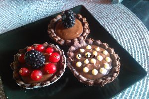 Desert tarte cu ciocolata si fructe