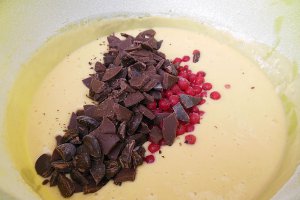 Desert briose cu coacaze, ciocolata si bezea