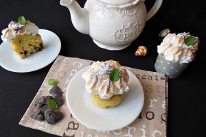 Desert briose cu coacaze, ciocolata si bezea