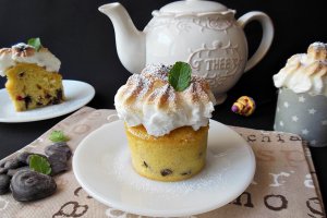Desert briose cu coacaze, ciocolata si bezea