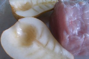 Cotlete de porc, cu pere si rozmarin